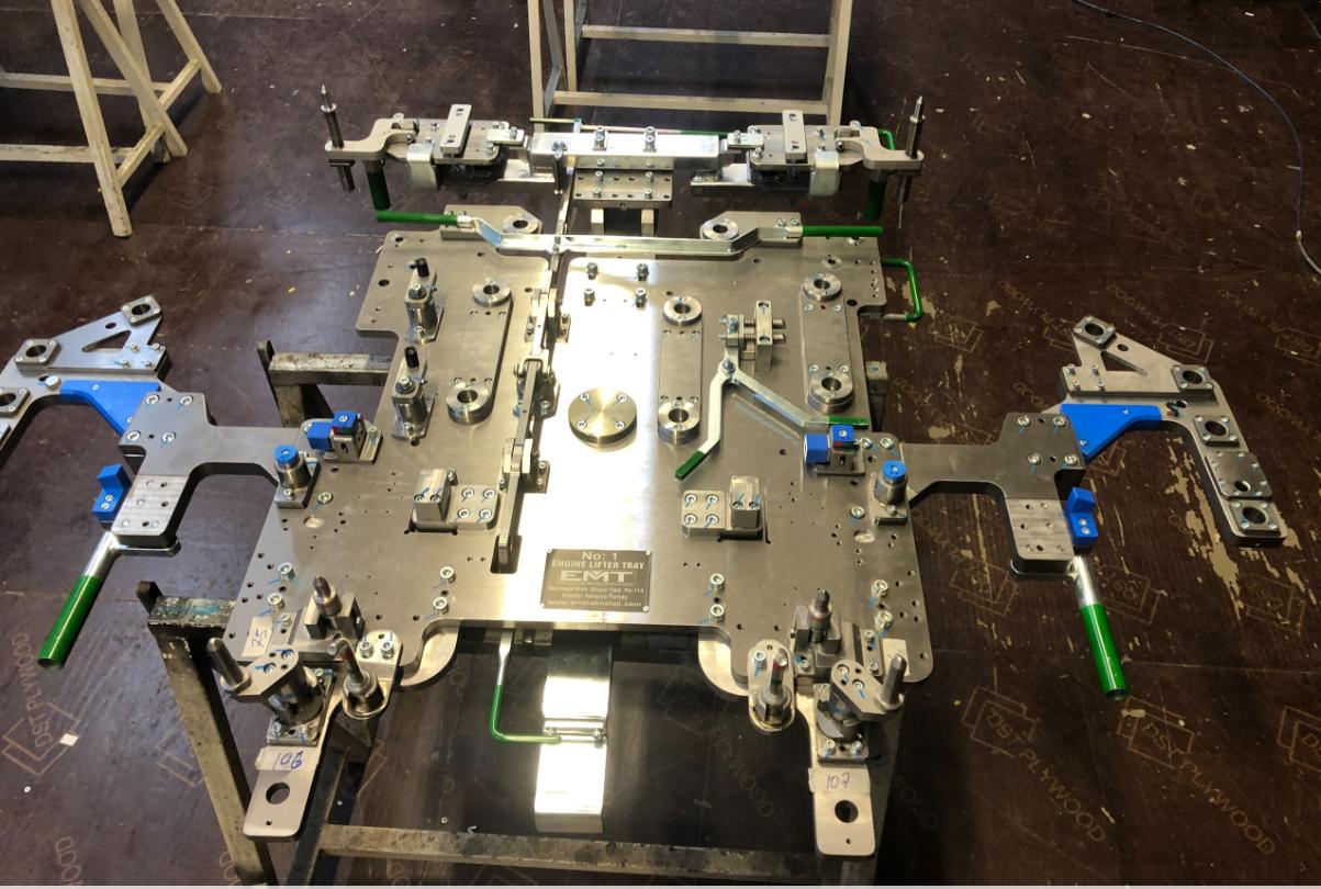 EMT etiketli motor kaldırma tablası (engine lifter tray)